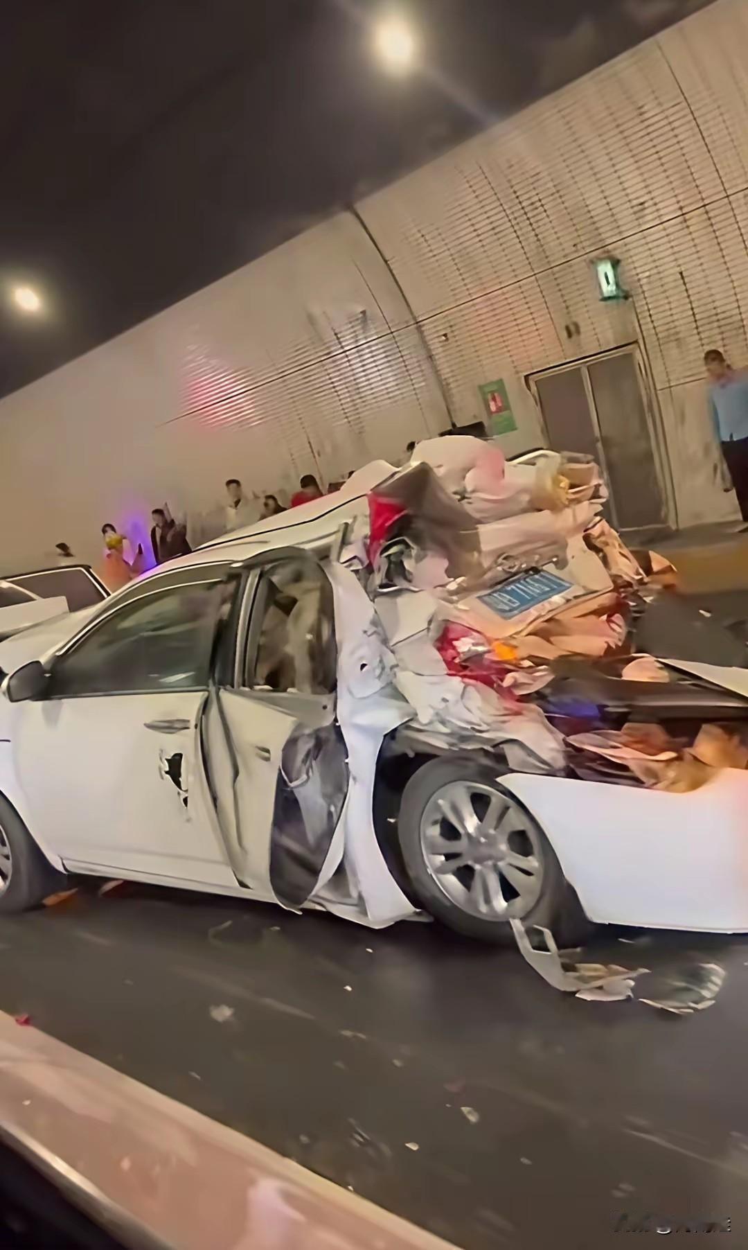 这个品牌的车一撞就稀巴烂，直接三箱变两箱。一车传三代，人走车还在，直接报废换新车