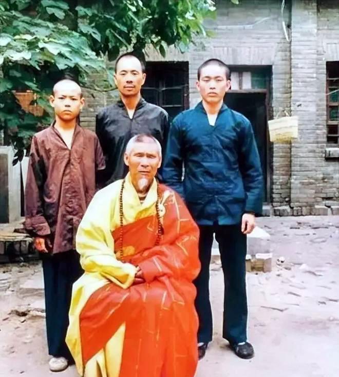 这张照片拍摄后不久，最前面这位身穿袈裟的得道高僧释行正圆寂。但在圆寂前，释行正了