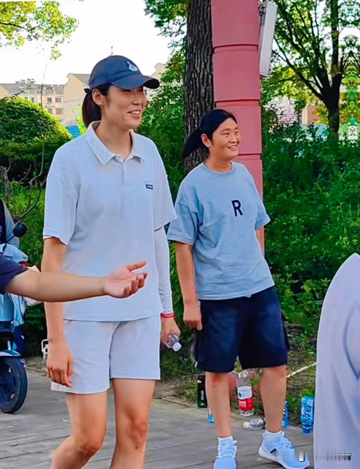 新鲜出炉的朱婷！今天，朱婷带着家人闪现江苏锡山高级中学参加活动！朱婷扎着马尾辫，