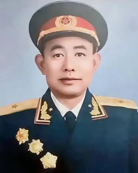 1951年，一群志愿军在撤退时，猛然发现眼前狭隘的山谷中，竟出现了成千上万个美军