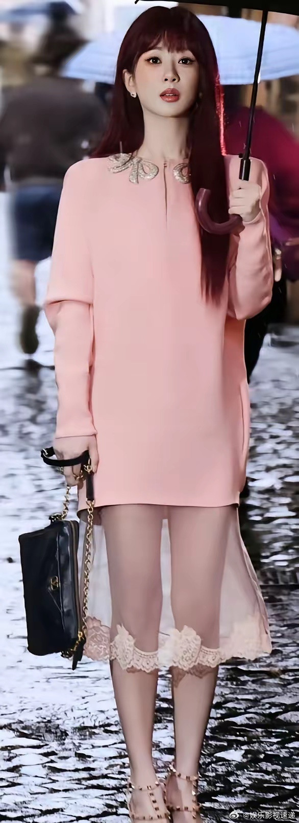 杨紫今天做了一件事，很多明星都不会做。就在直播里，主动解释了一句话。就这一句，直