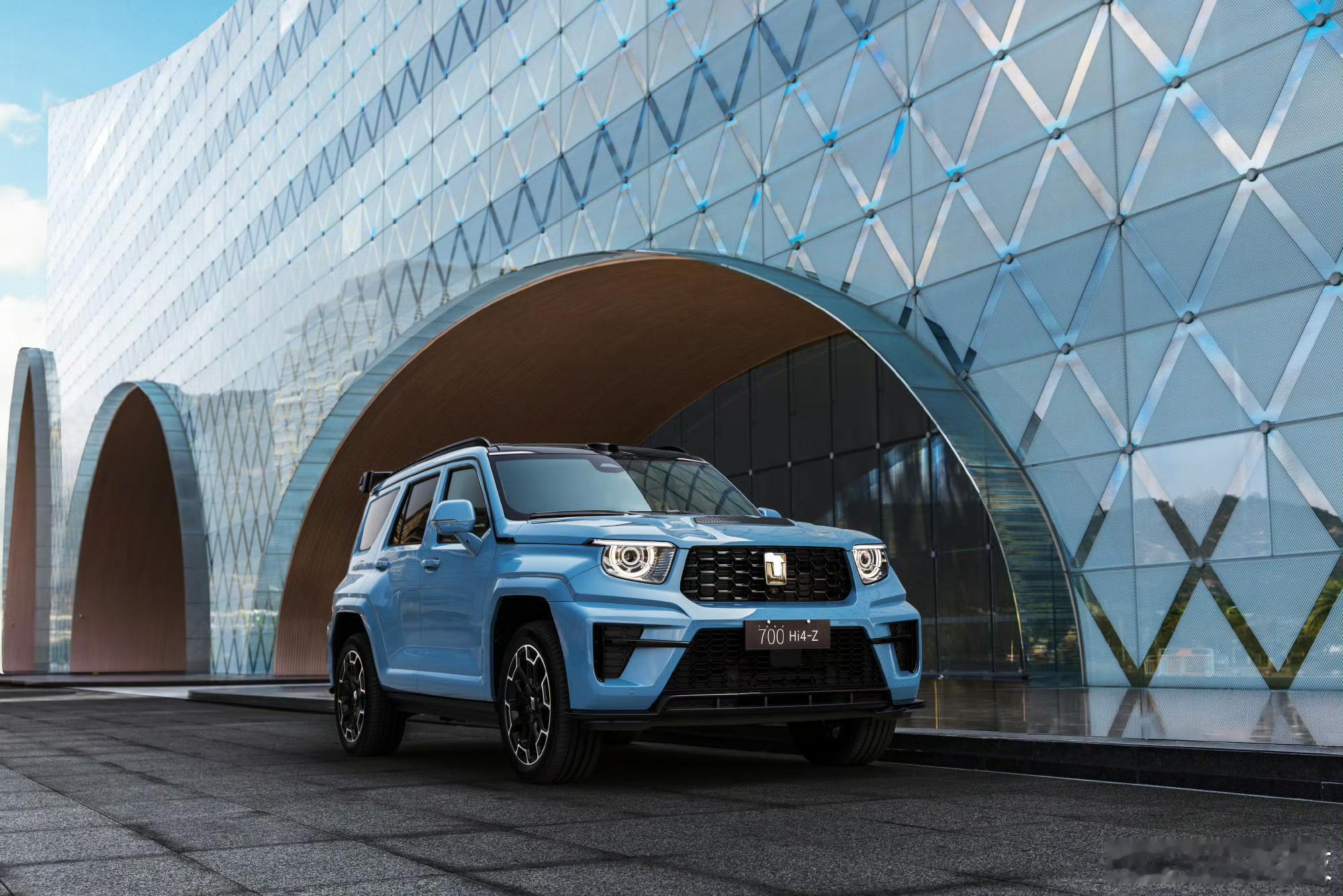 同学们，全新坦克700正式上市啦，共3款车型，Hi4-T巅峰版售价50.8万元、