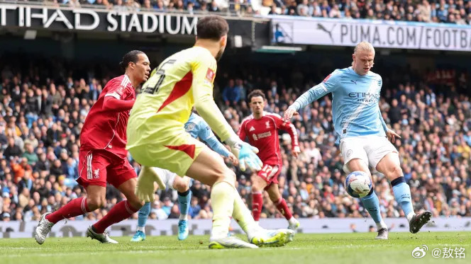 曼城4比0利物浦曼城的球迷高喊，你明早就被解雇了！其实，大部分的利物浦球迷也是