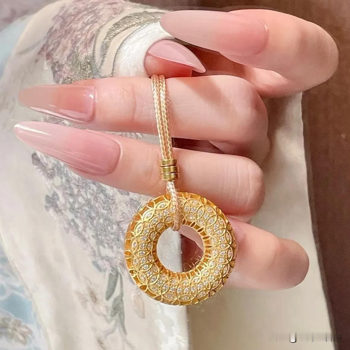 一位少妇说：我找的情人被他老婆发现了，男人就乖乖跟着回家了，再也不敢联系我了