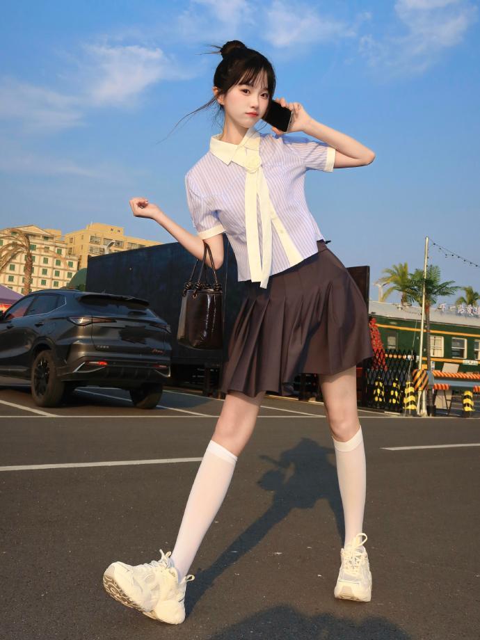 经典JK制服，丸子头清纯感拉满jk时尚穿搭穿白衬衫街拍，怎样搭配好看又时尚