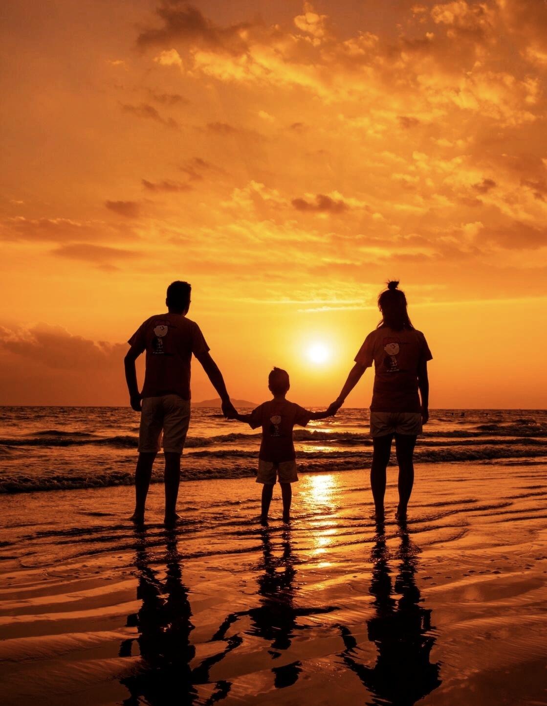 昨晚邻居家又传来孩子的哭声和父母的怒吼，这已经是本周第三次了。不禁思考：为什么最