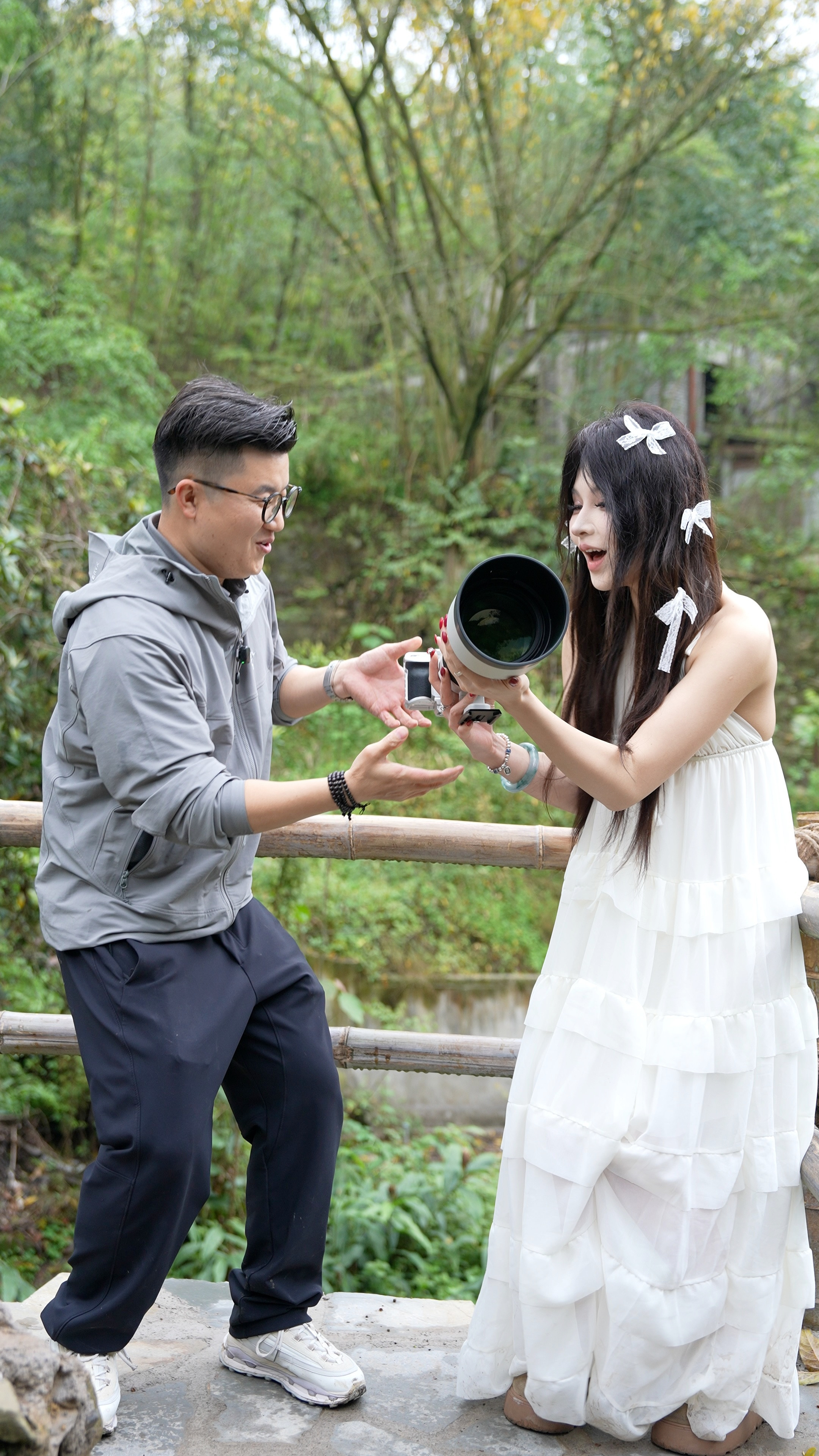 相机400-800mm镜头差不多和小姐姐的手臂一样长，我把镜头扔给她，她差点没接