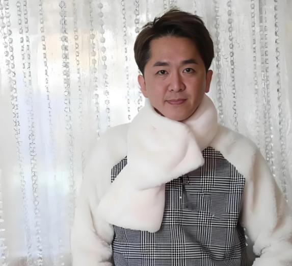 他有多怂？父亲留下4.2亿遗产，他不创业、不投资、不结婚，连麻将桌都不敢碰，几十