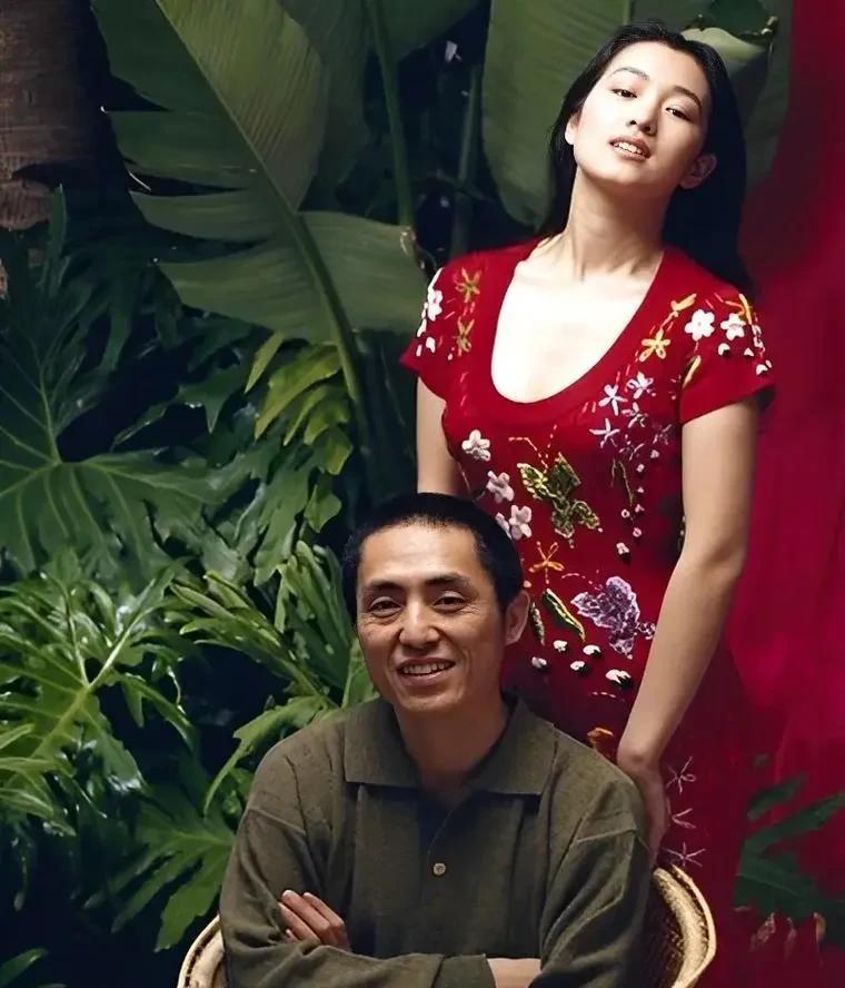 1987年，张艺谋筹拍《红高粱》，女主选了“丰乳肥臀”的史可。可巩俐也想出演，于