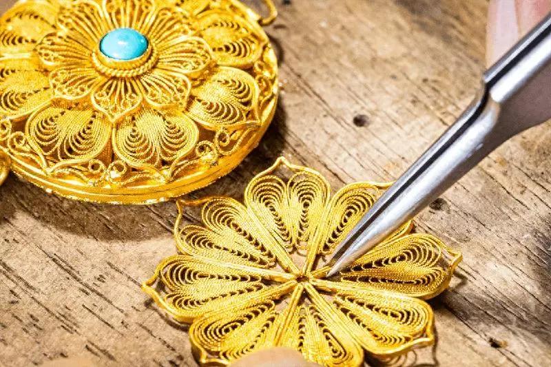 单店年销5亿，抢购需“配货”，古法黄金新贵们创造一个爱马仕？谁能想到，曾经