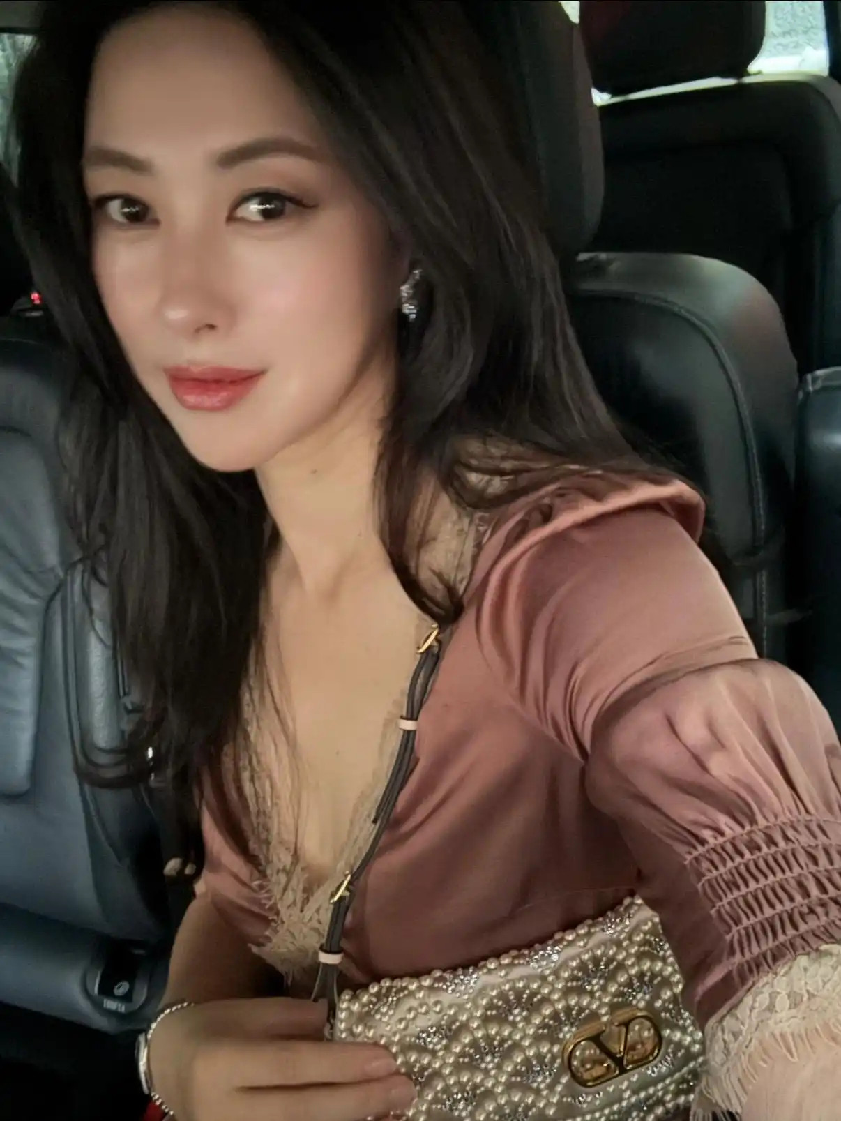 朱珠一家意大利度假，她穿蕾丝裙配人字拖很松弛，王昀佳抱娃超帅