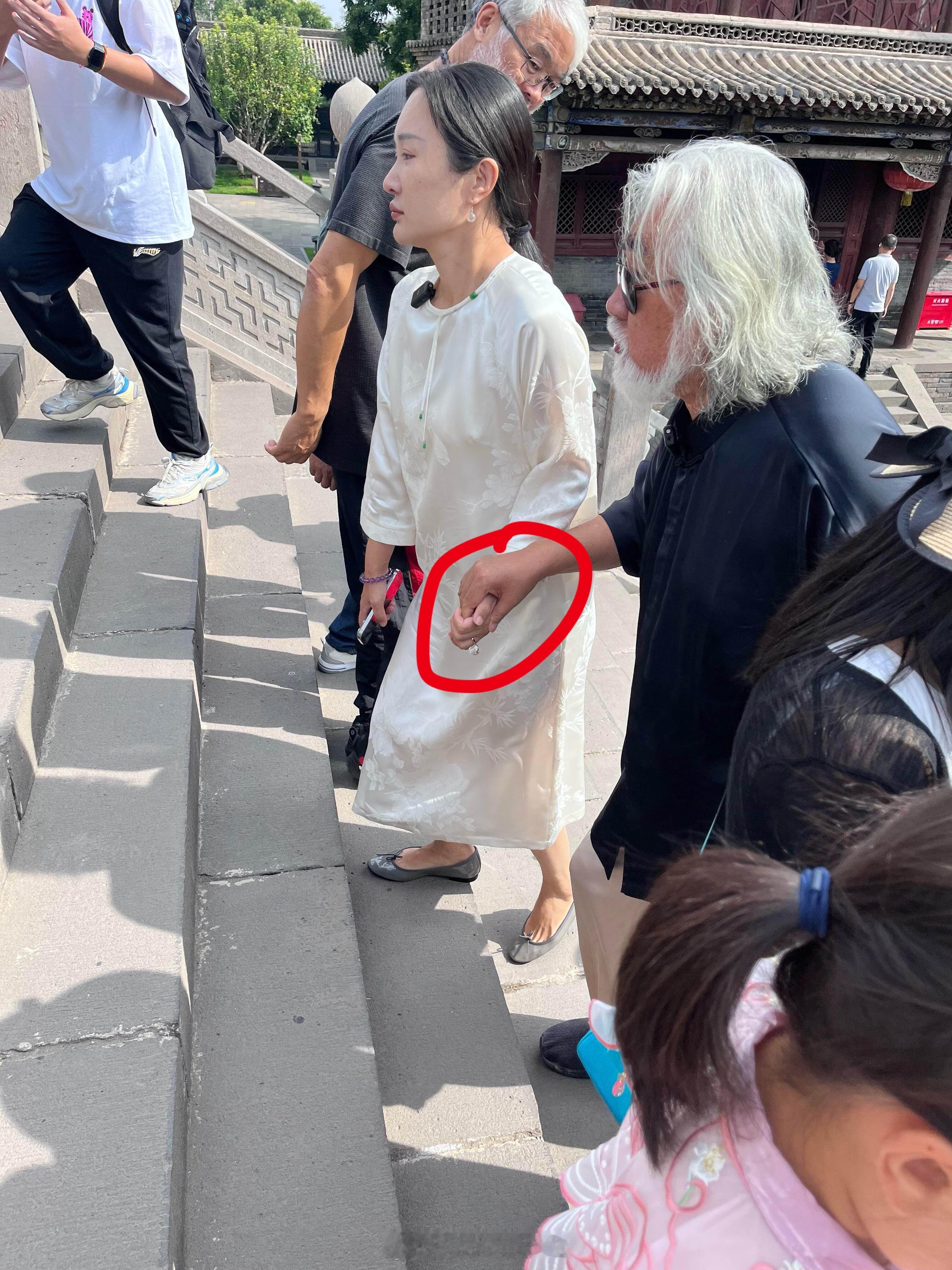 网友偶遇张纪中和他老婆，感觉他老婆生无可恋的样子​​​