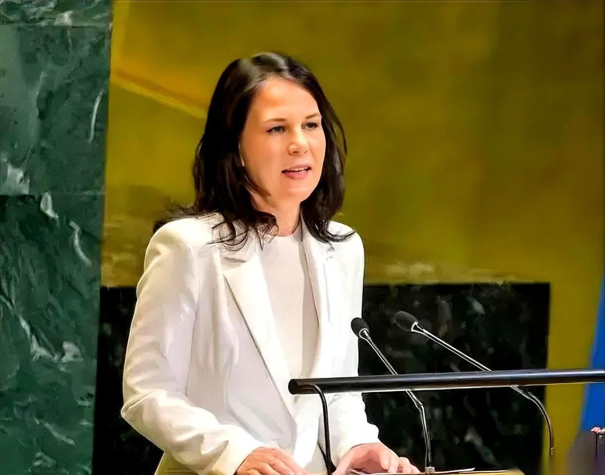 联合国大会主席贝尔伯克，刚一出手，就被美国和俄罗斯，一左一右，同时给摁住了。她