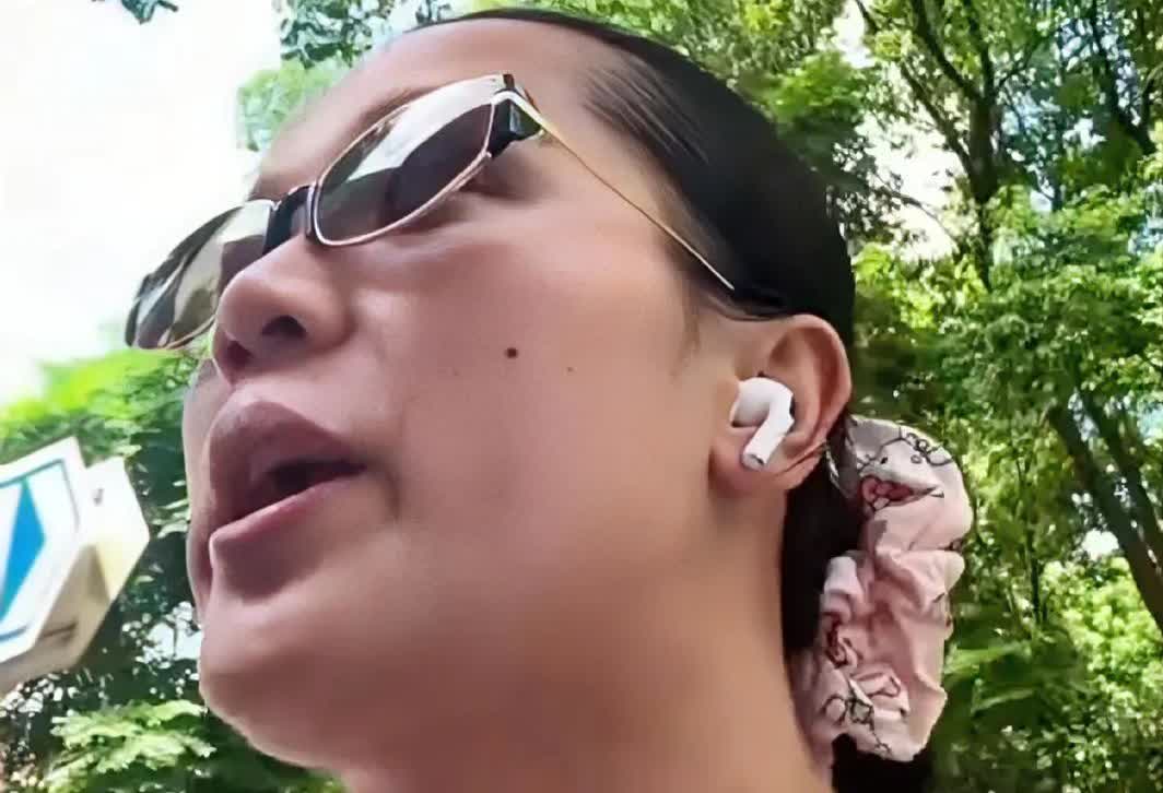 “吃饱了撑的”！女网红街头阻止陌生人抽烟！不让走，非要人家道歉，警察来了都没用。