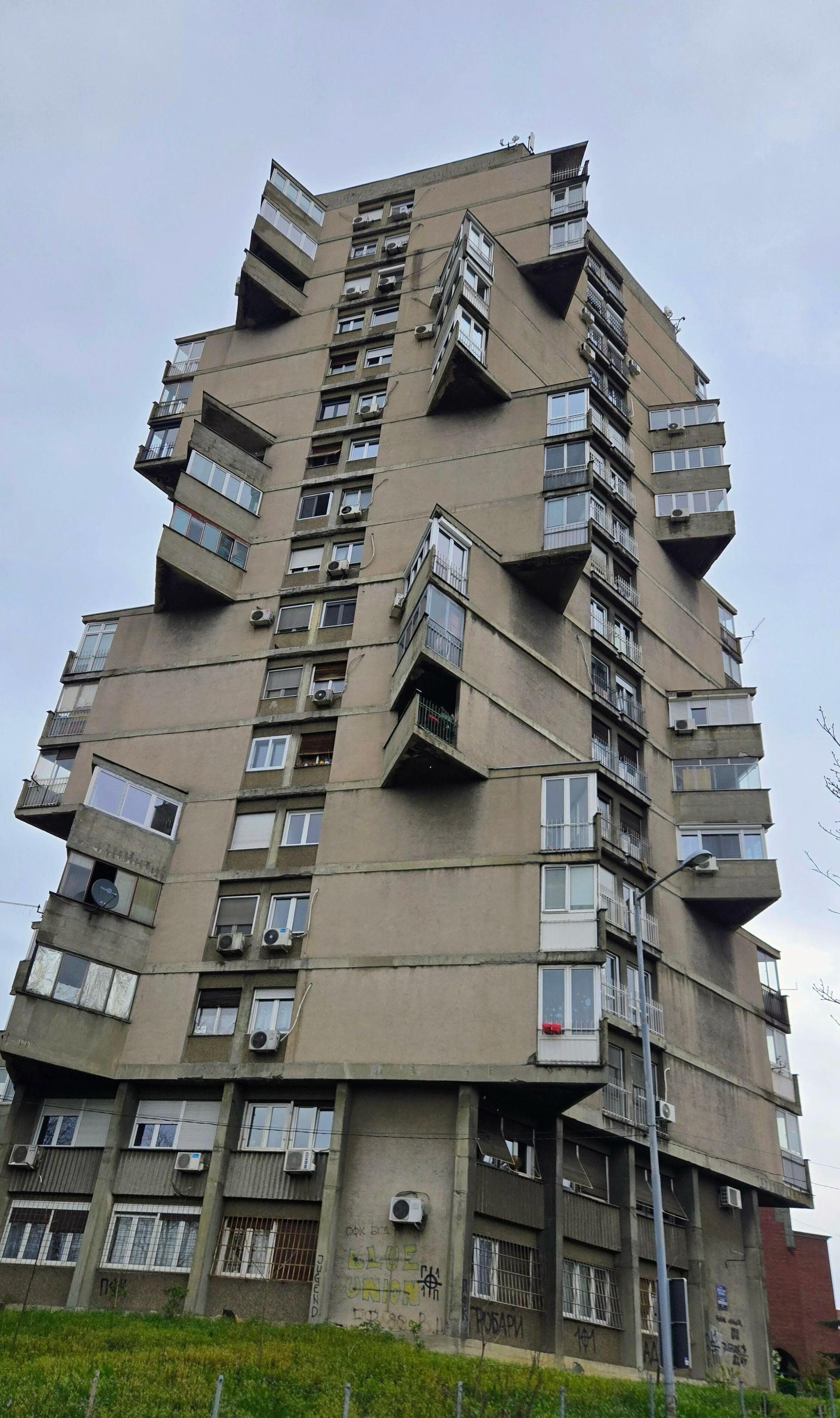 这房子的采光好啊，不错，无论经历多少年头多少岁月、也抹不平你的棱角！