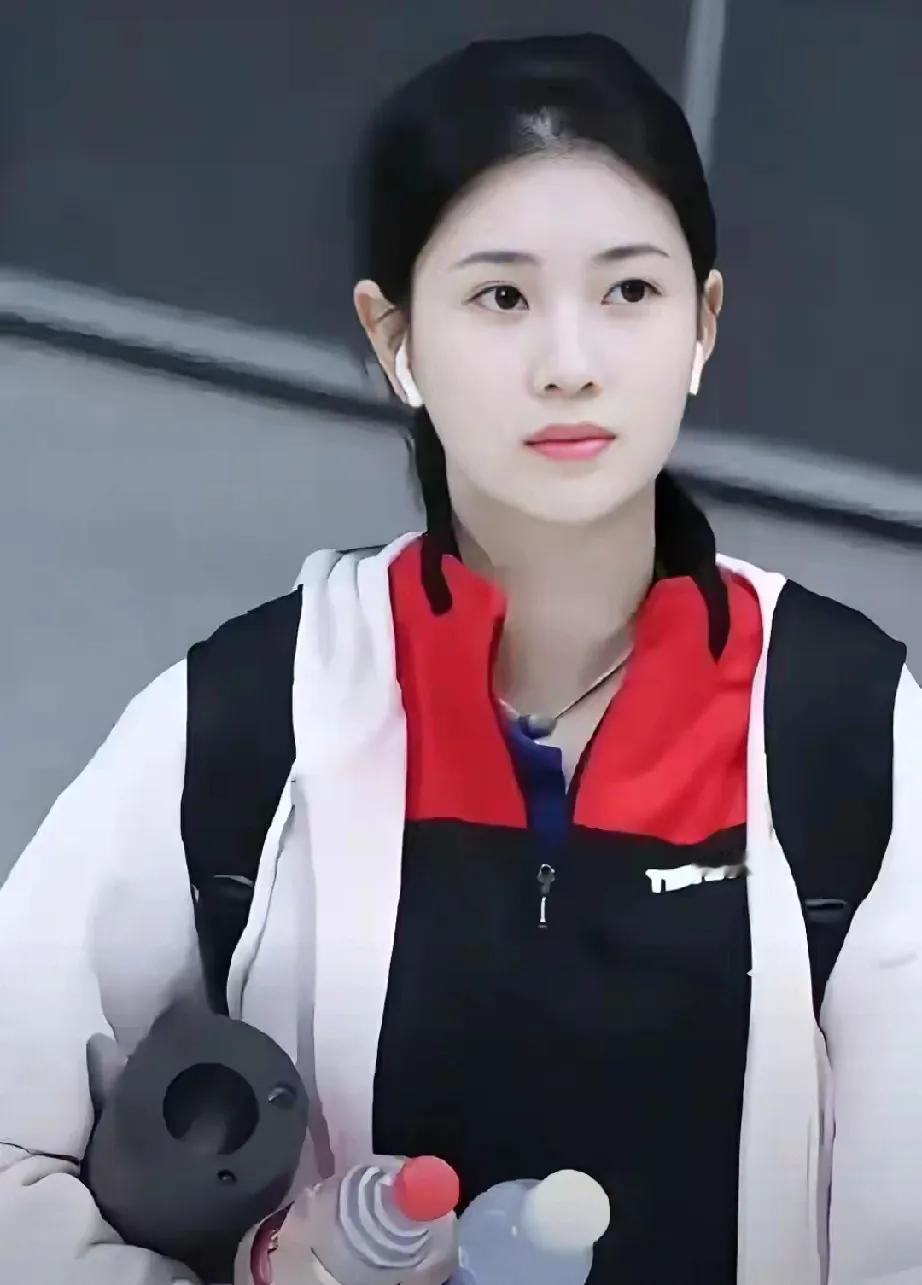 乒坛惊现超甜一幕！河北队虽在女团总决赛输给山东队，却意外收获浪漫。被称为乒坛第一