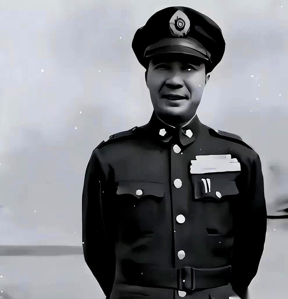 一群灰头土脸的俘虏里，有个老兵的眼神，硬是把押送的战士给看毛了。明明裹着烂大街
