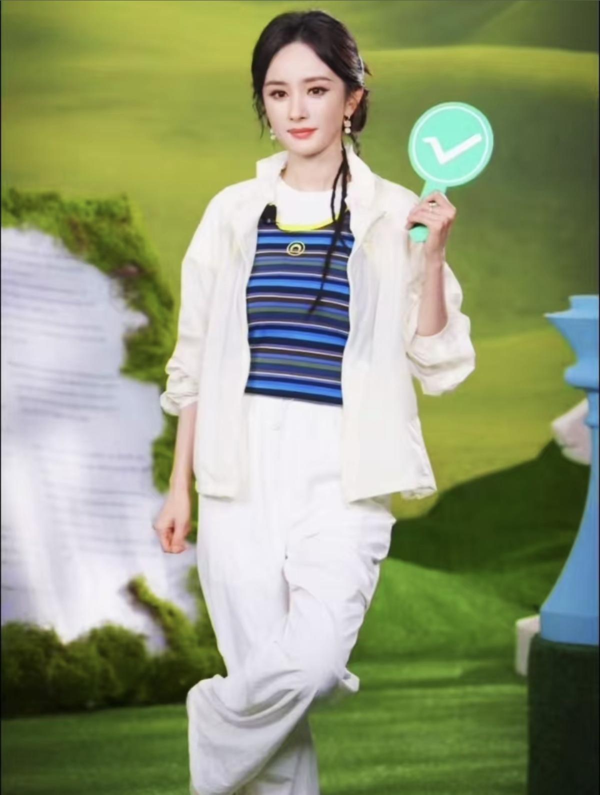 杨幂这一套也太减龄了吧！元气少年感直接拉满，谁看了不说一句绝[赞]跟着杨幂学穿搭