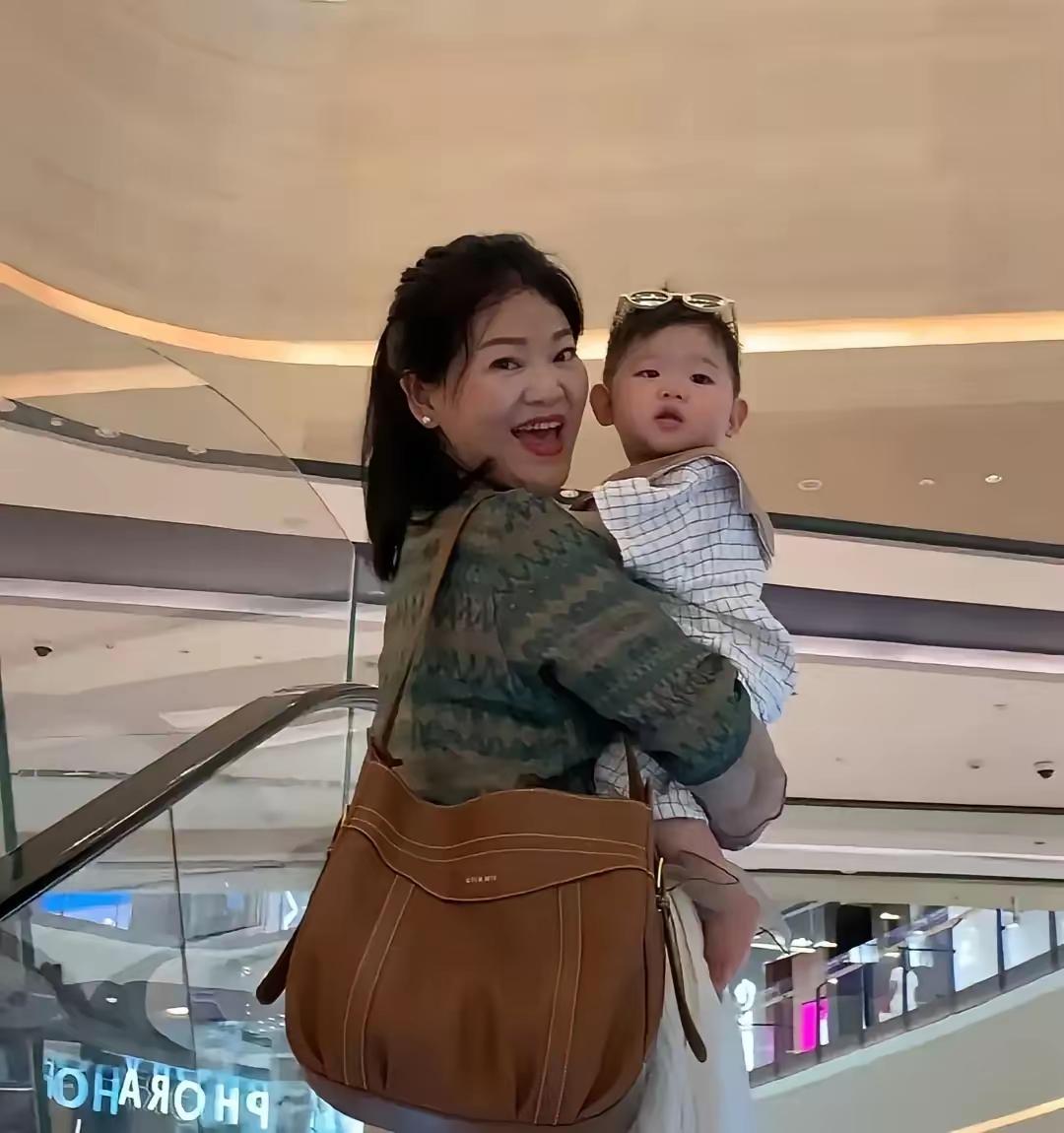 58岁的成都妈妈帮女儿带了三年孩子，她每个月有5300块的退休金，却总会拿出30