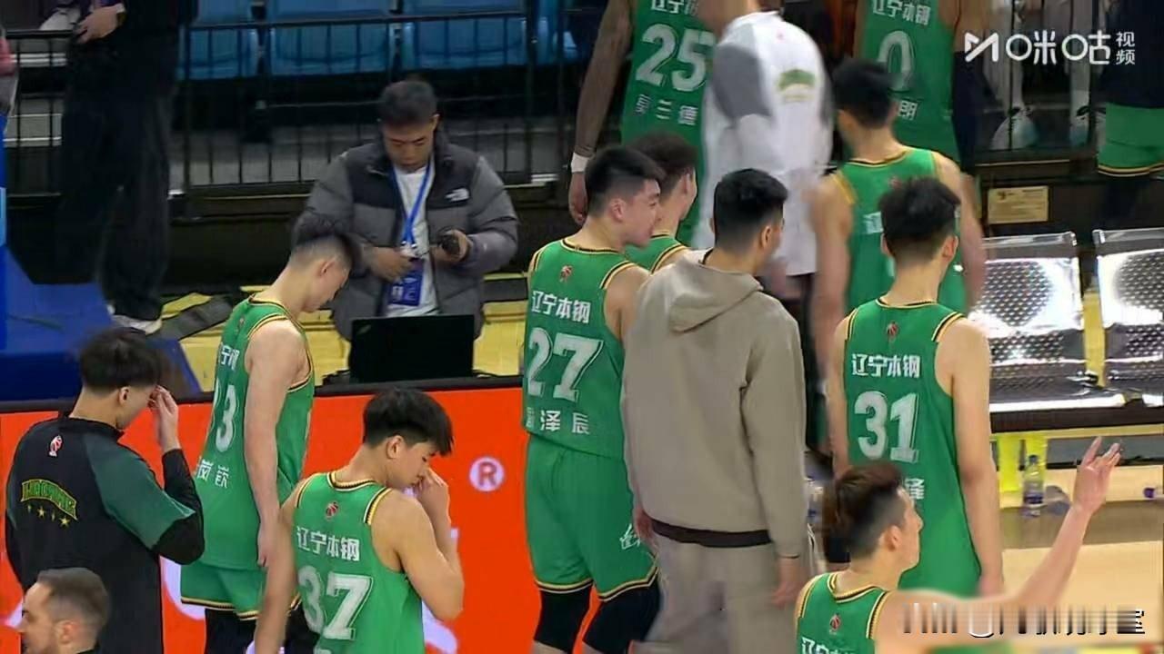 辽宁男篮杯赛提前出局一点也不冤，对比晋级决赛的八队而言，无论是外援还本土球员，辽