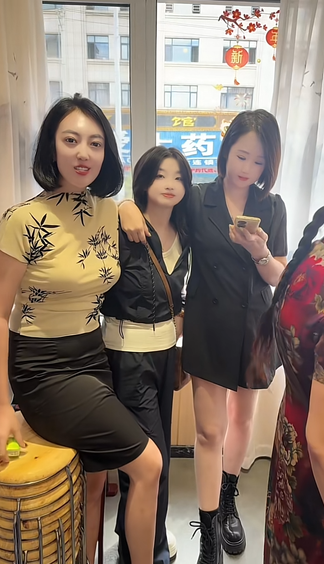 感觉左边的那位脸不太自然呢！