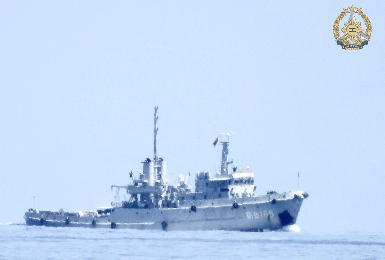 当地时间8月26日，菲律宾军方公开了，据称中国海军拖船抵达仁爱礁的画面。菲律宾军