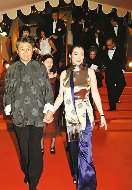 当年黄和祥携夫人巩俐优雅亮相，红毯上星光熠熠。生活美好的时光总是那么短暂，有时候