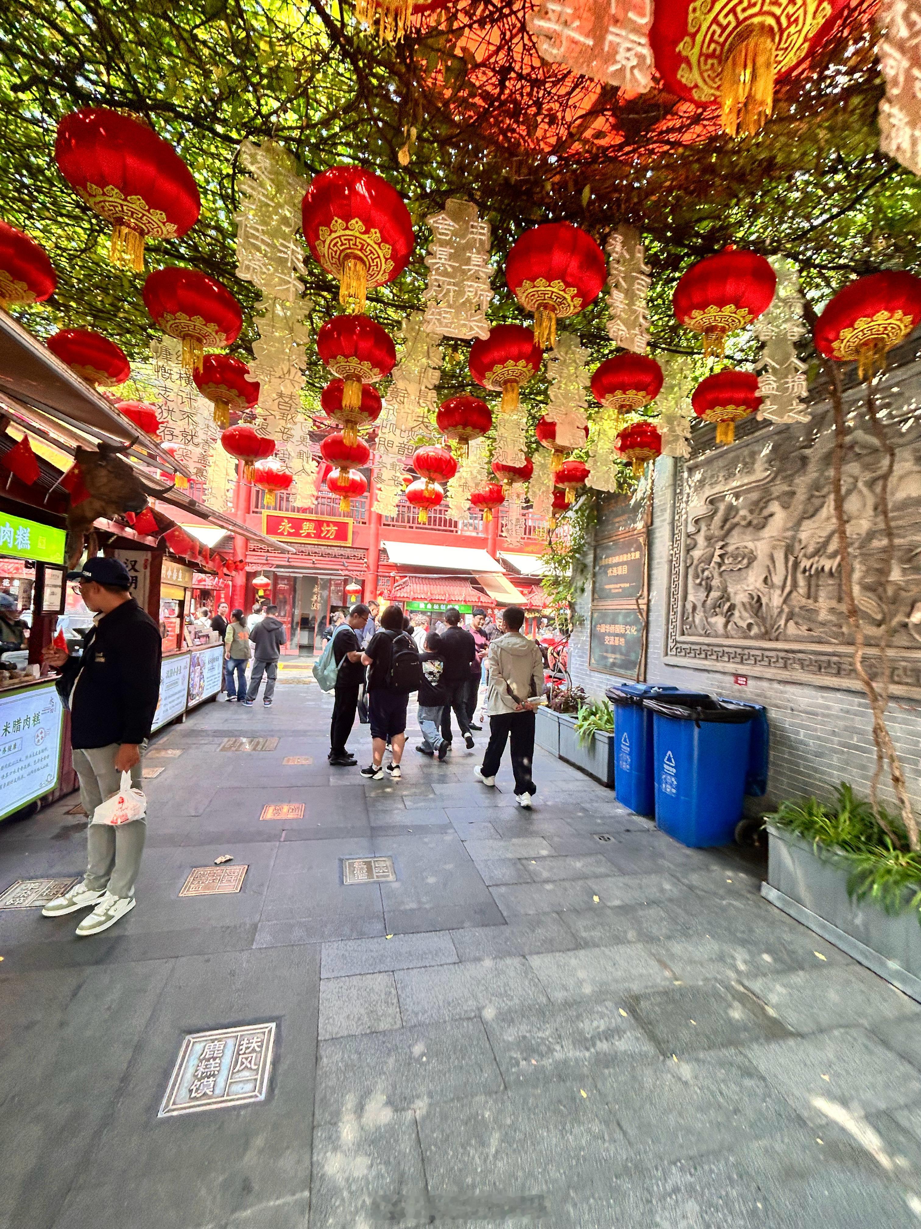 永兴坊是西安市一处极具代表性的传统美食文化街区，位于新城区东新街。这里不仅能品尝