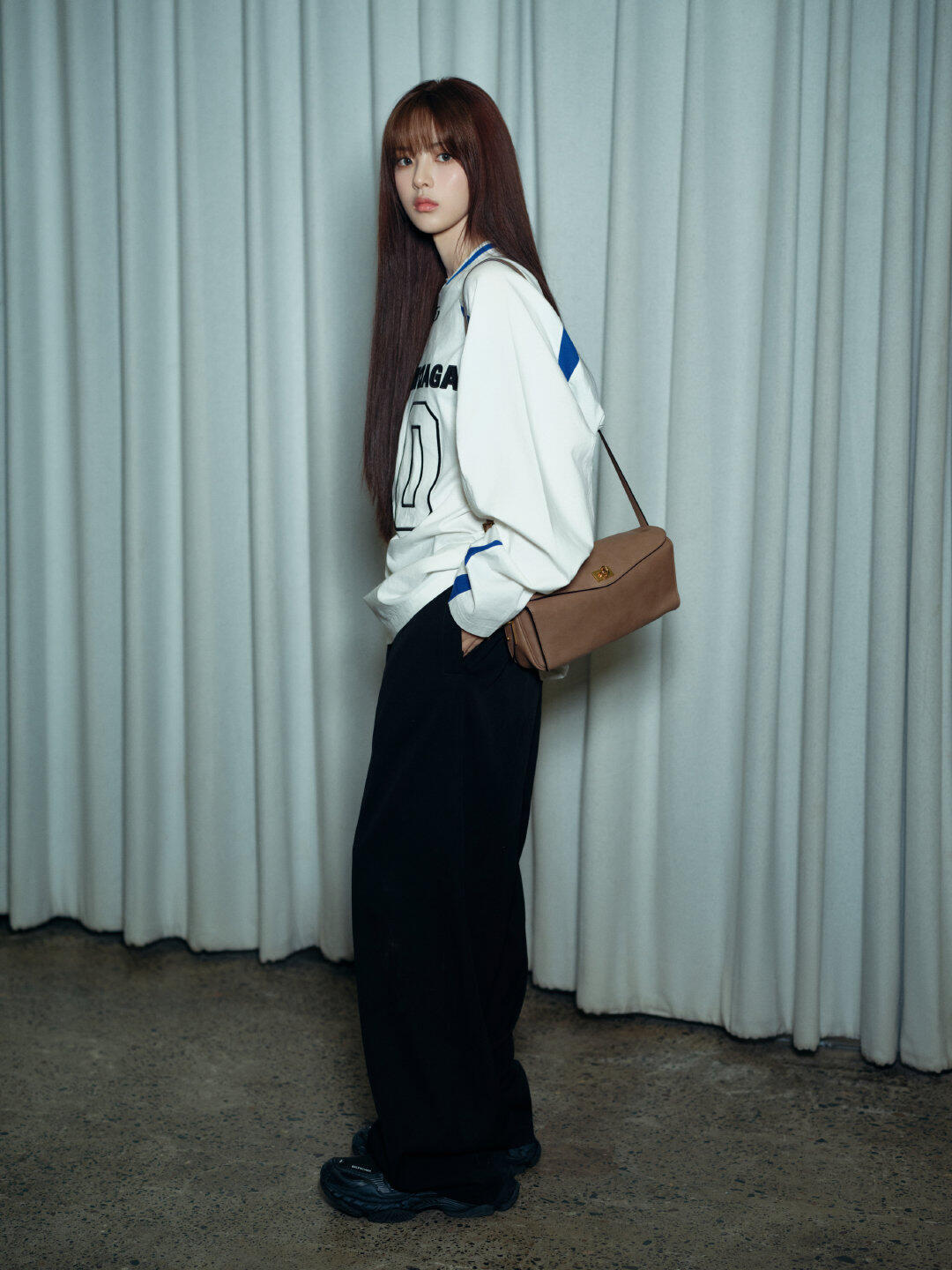 杨超越出发巴黎时装周机场路透好酷飒难道这就是女明星的魅力吗期待杨超越在时装周大放