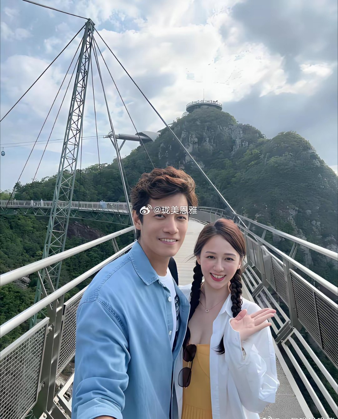 陈乔恩比小九岁老公还显嫩穿吊带裙嫩得就像小年轻