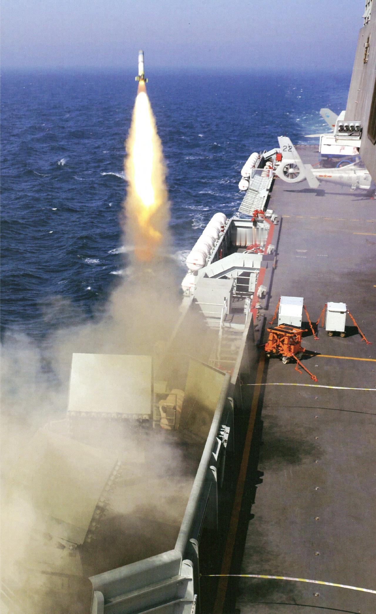 2月7日，据社交网站报道，近期，福建舰在训练中发射干扰弹，干扰弹发射位置于舰岛右