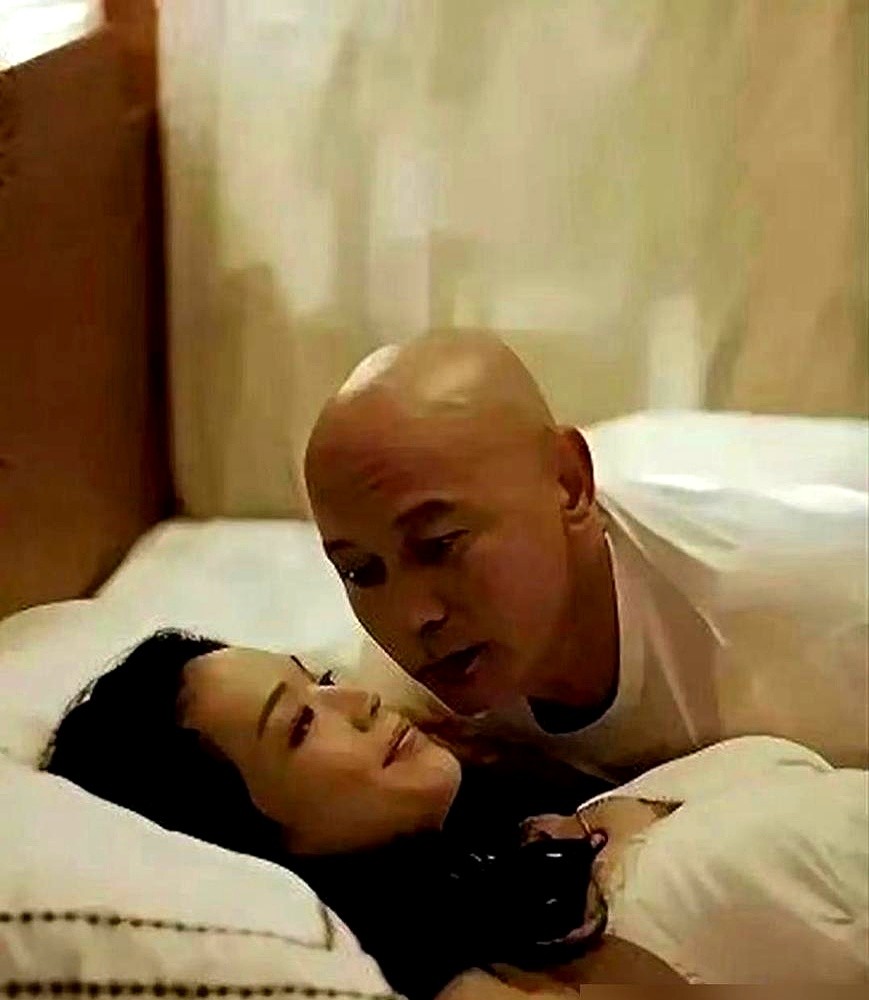靳东拒拍吻戏，理由就俩：顾及老婆感受，觉得真感情不用靠嘴皮子碰。看看《我的前半生》，全靠眼神和拥抱演