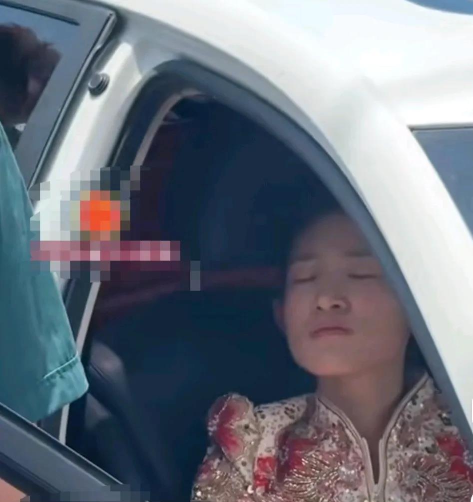 收了彩礼，结婚当日却要逃婚，被男方家抓住，直接报警！婚车上的女人，据悉已经是三