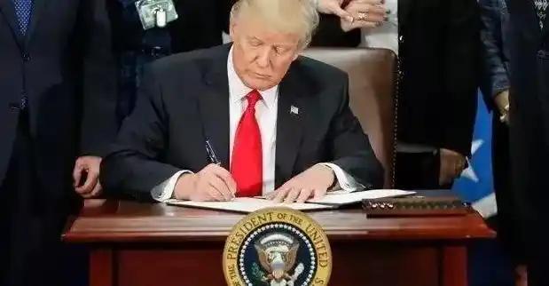 白宫的签字笔一落，台海的局势就紧了。  特朗普正式签署《台湾保证实施法案》，