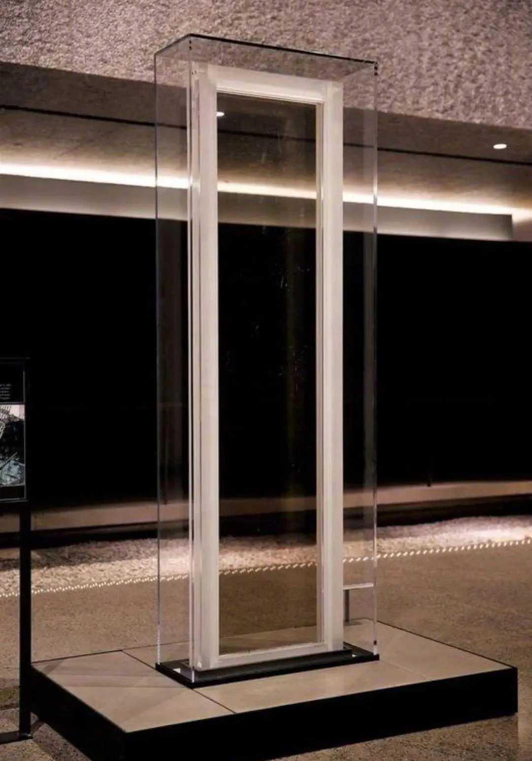 纽约世贸中心的双子塔有4.36万扇窗户，玻璃铺开达55700㎡，但在911