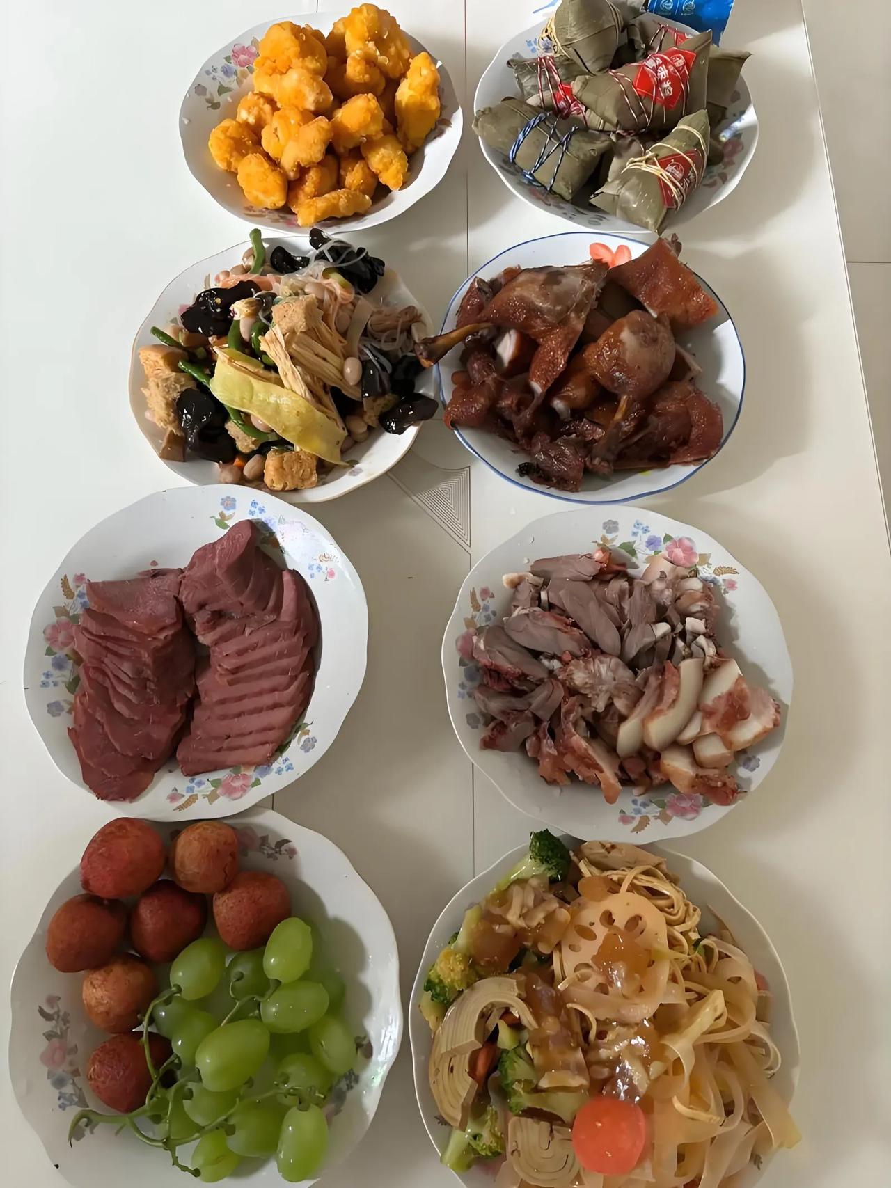 奶奶做的早餐，大家说丰盛不，你们那早餐也吃米饭吃？