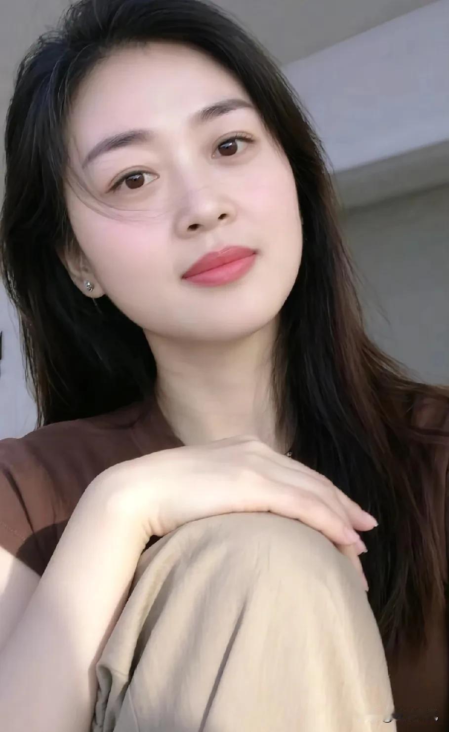 有一个漂亮身材好的老婆是什么感觉不敢带出去，怕被别人抢走…