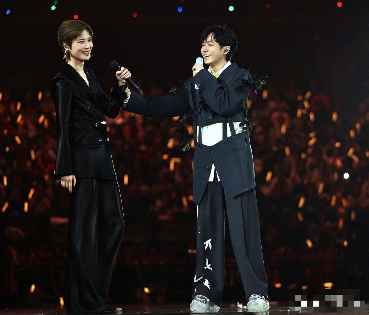 李宇春演唱会邀请了吴青峰做演唱嘉宾，吴青峰的鞋子是亮点，又能增高又酷炫闪亮。