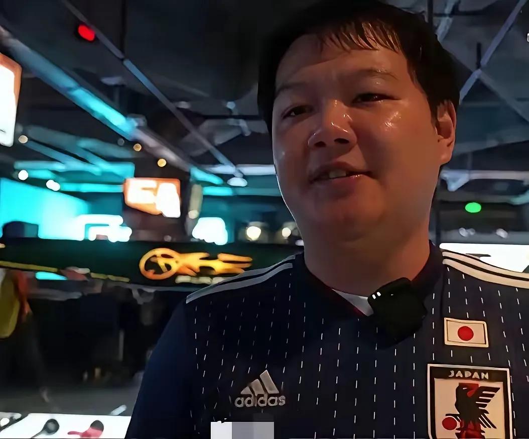看到这个新闻，心里确实有点复杂。世界杯日本队赢了突尼斯，上海有位范姓球迷组织了