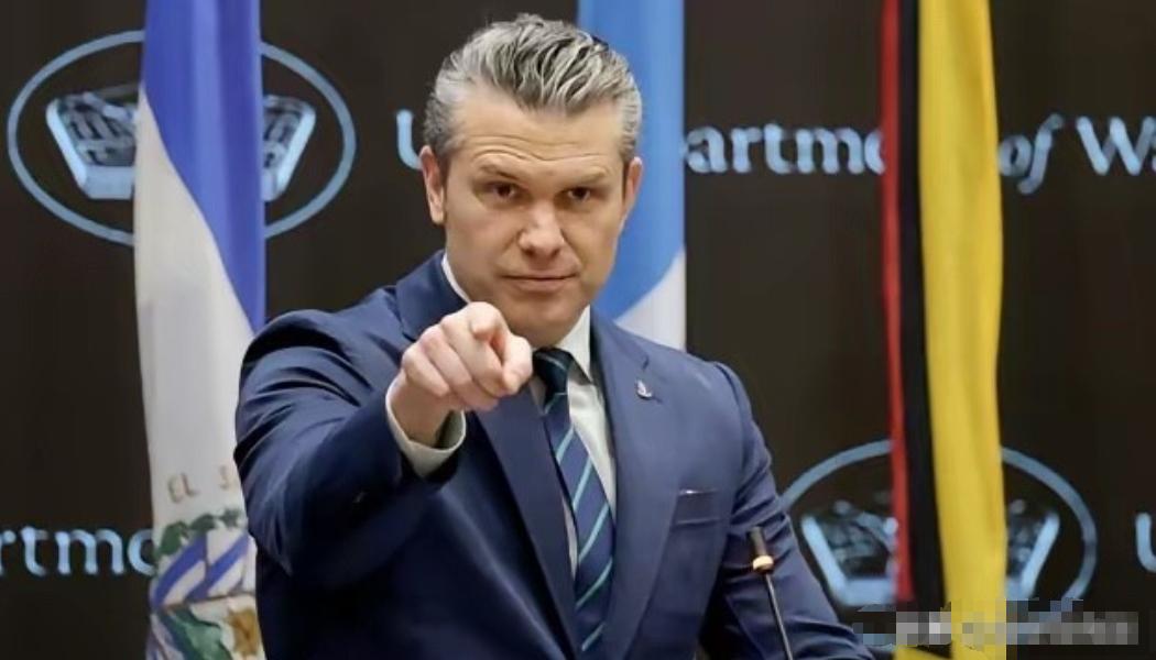 美军这回真是出了大新闻。 美国国防部长干了一件几十年都没人干过的事。他亲手把