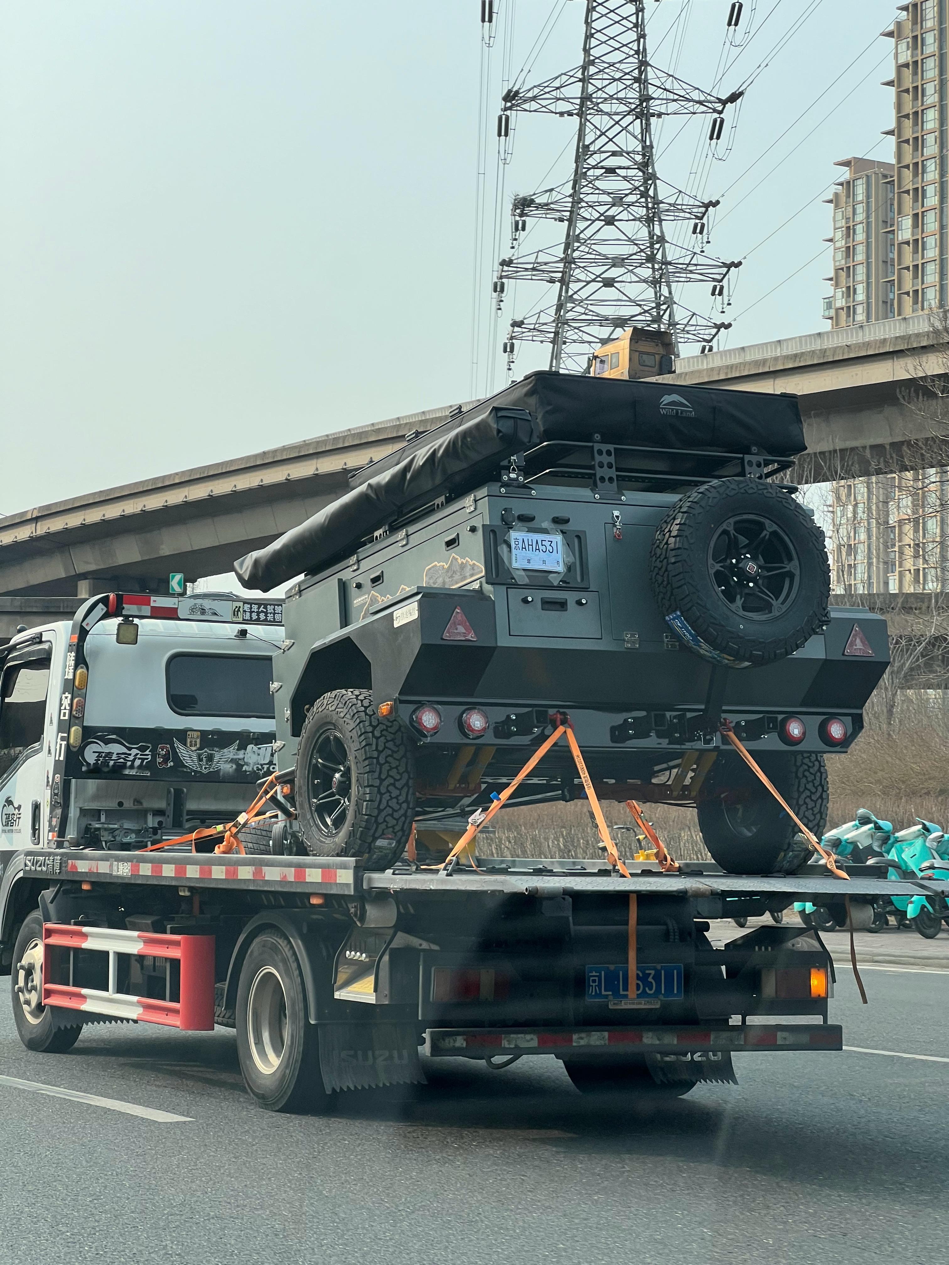 这是个啥啊？也不是房车呢，移动露营基地？天津