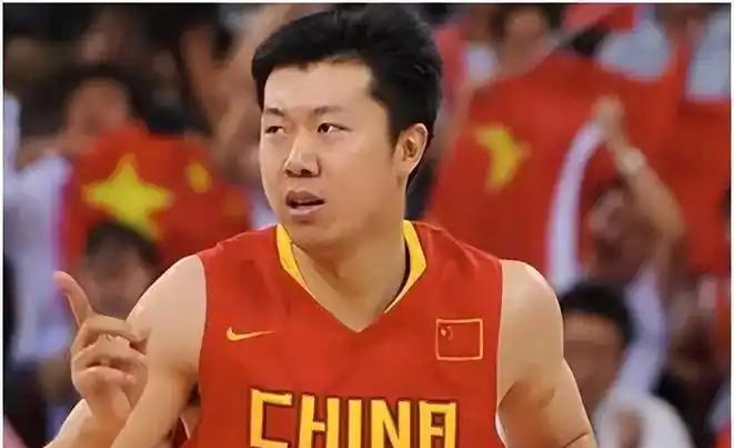 王治郅为中国男篮备战这一年多，随叫随到，一年打十几次“短工”据透露，中国男篮集