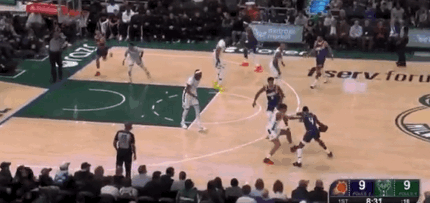 首节8分31秒，杰伦格林直接复制哈登经典，把对手晃倒之后，停留了有2秒才出手！