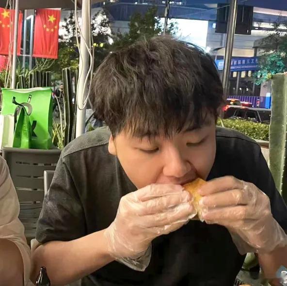 翔哥还是有意思，弹幕说蛋饼谎话太多不直播了，翔哥直接说他谎话不可能比我多，哈哈哈