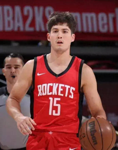 火箭主帅乌度卡接受了记者采访。表示，谢泼德在第三场比赛中的上场时间肯定会比第二场