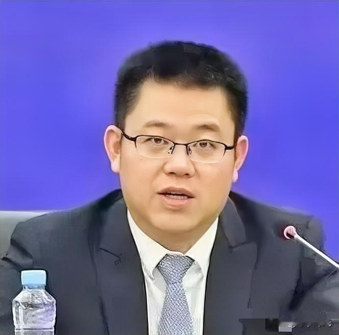 瞥见江西邱凌落马的通报，直接给我看麻了。25岁镇长，27岁副县长，29岁赣州团