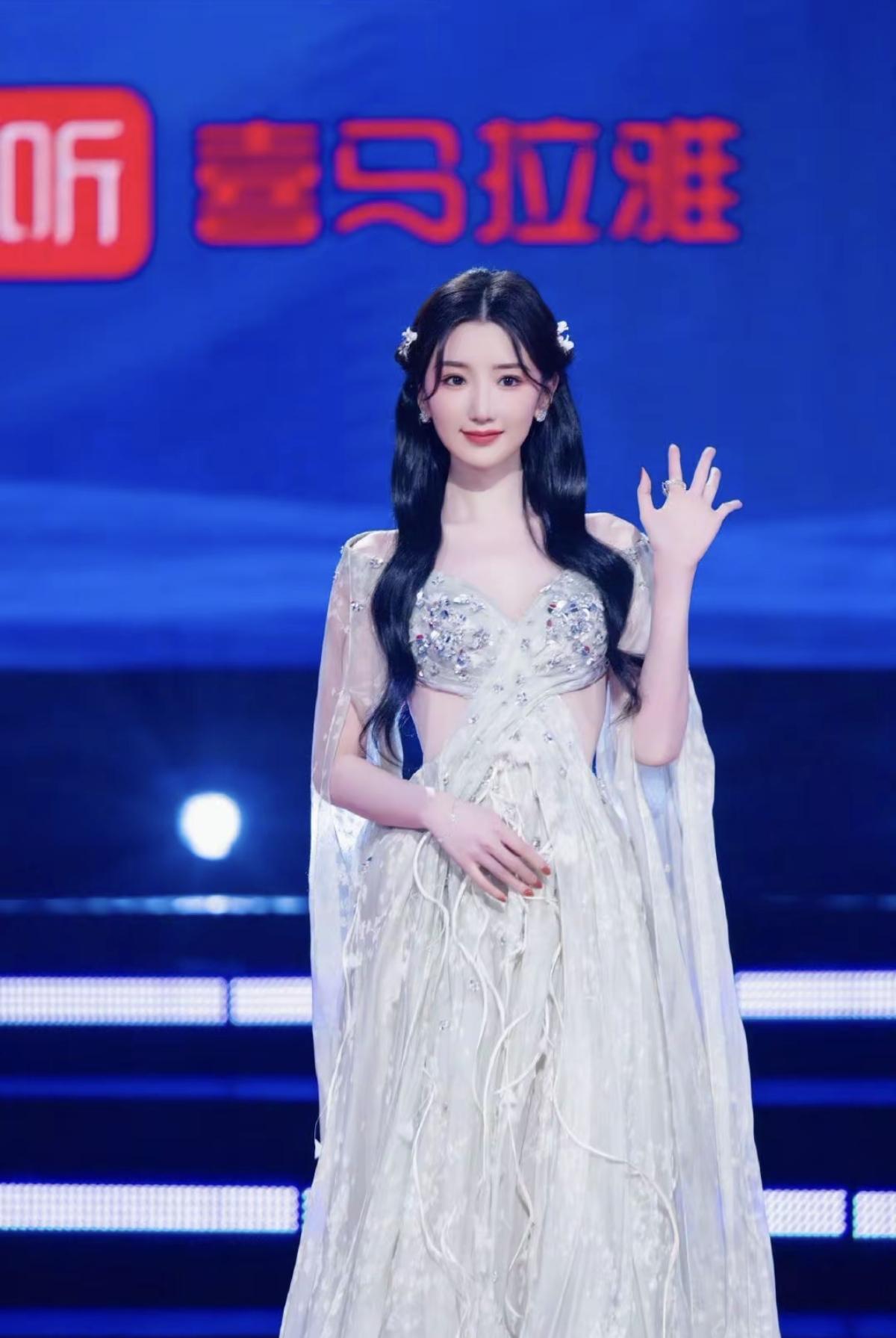 毛晓彤这是什么仙女下凡现场！一袭白裙，美得不可方物[赞] 谁能不爱毛晓彤！她把温