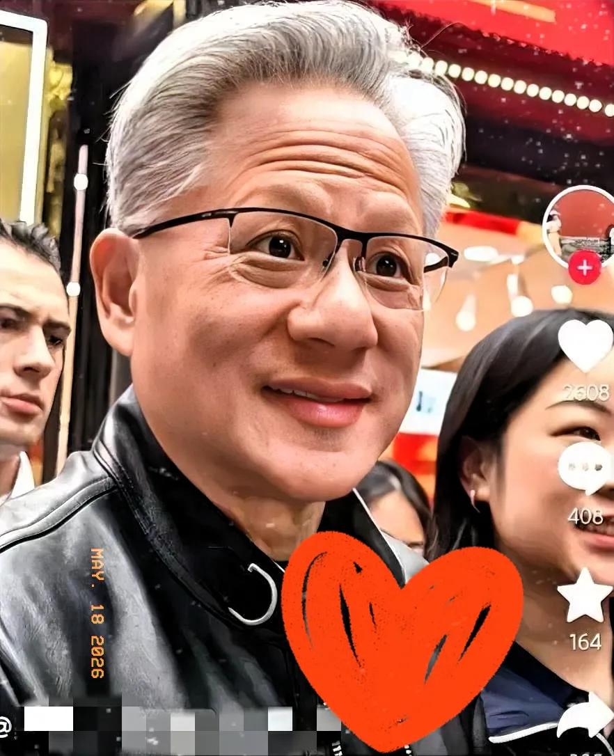 黄仁勋逛店被认出来，店员想免单套近乎，这操作太常见了。换一般人可能就笑笑收下了，