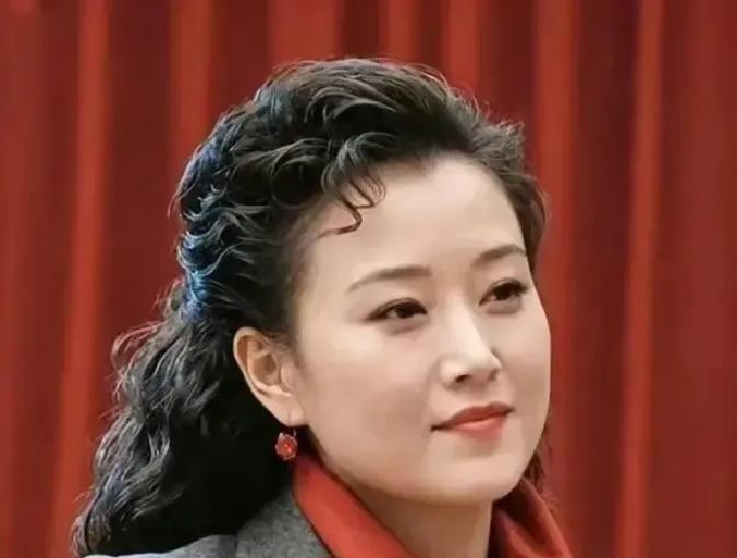 39岁生下七斤四两的儿子，宋祖英被全网骂“打脸丁克”，可那些人不知道，结婚头十年，家里老小吃喝全压在
