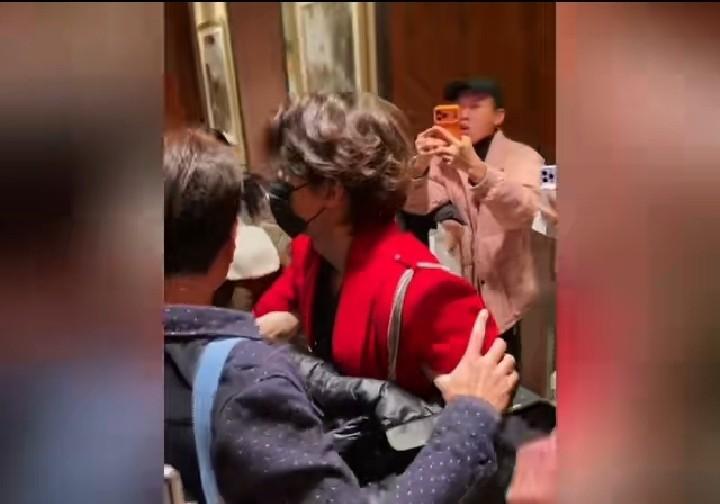 言承旭春晚下场被女助理“拖”着走？1米8大男人全程不敢抬头，这画面直接颠覆你的认